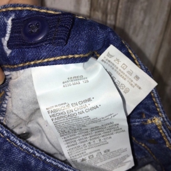 Kids Levi’s Girlfriend Shorty Shorts - Picture 7 of 7